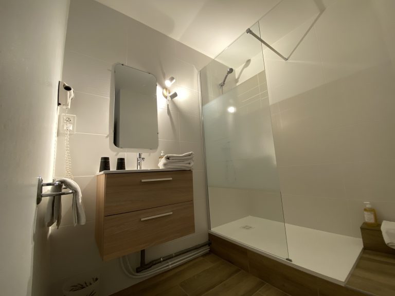 Salle de bain avec douche à l'italienne